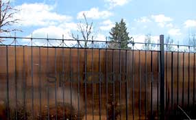 Забор кованый с поликарбонатом